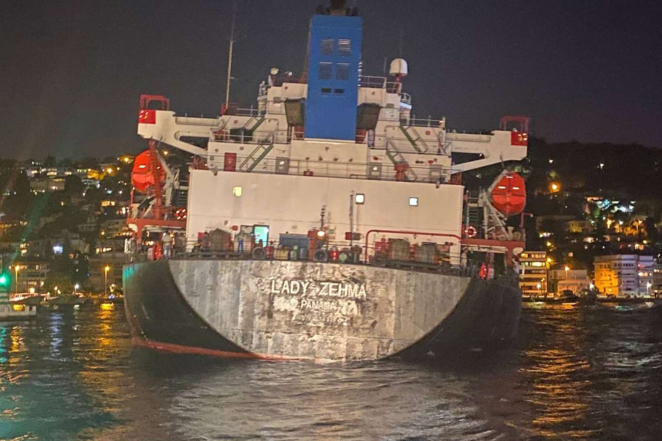 Dümeni kilitlenen kargo gemisi az kalsın faciaya neden oluyordu Dümeni kilitlenen kargo gemisi az kalsın faciaya neden oluyordu